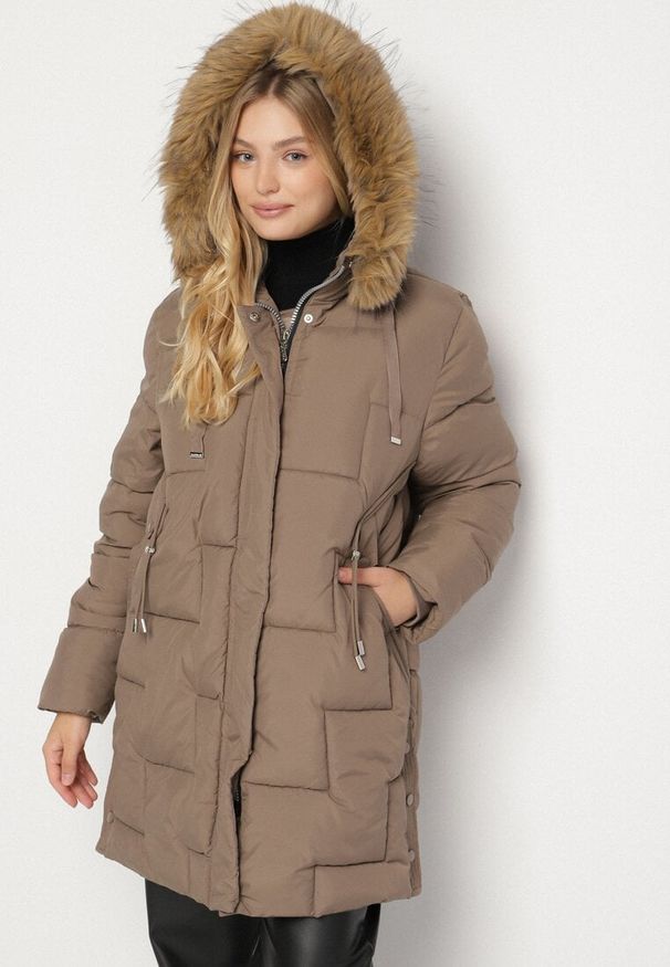 Born2be - Brązowa Pikowana Kurtka z Kapturem z Futerkiem Ruvite. Typ kołnierza: kaptur. Kolekcja: plus size. Kolor: brązowy. Materiał: futro