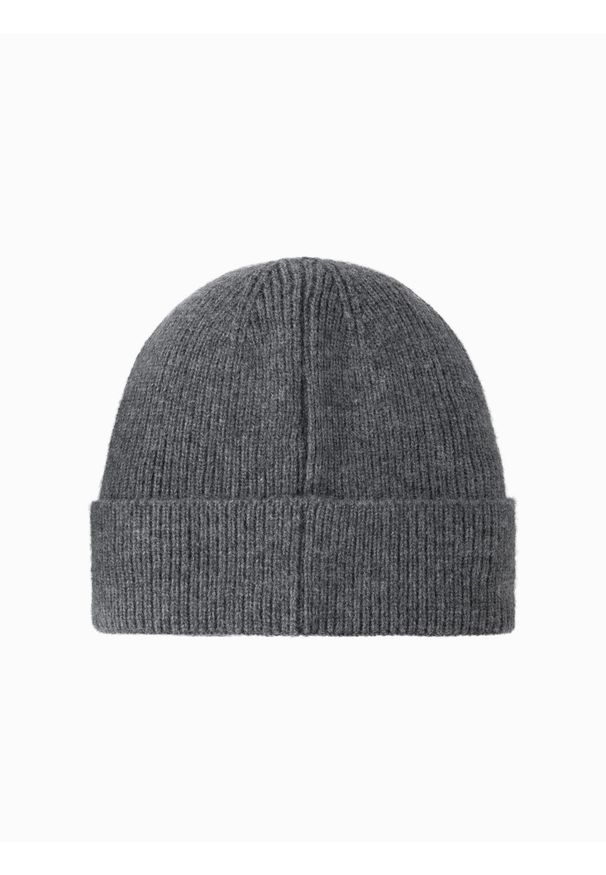 Ombre Clothing - Męska dzianinowa czapka beanie z naszywką – szary melanż V2 OM-ACWH-0123 - uniwersalny. Kolor: szary. Materiał: dzianina. Wzór: melanż, aplikacja. Styl: elegancki, casual