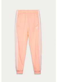 adidas Originals - Spodnie dziecięce 128-164 cm. Kolor: różowy. Materiał: poliester, dzianina. Wzór: gładki #1