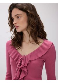 Reserved - Sweter z falbanką - jasnofioletowy. Kolor: fioletowy. Materiał: dzianina, wełna