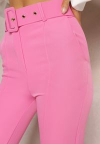 Renee - Różowe Dopasowane Spodnie Garniturowe High Waist z Paskiem w Talii Ozdobionym Klamrą Binah. Stan: podwyższony. Kolor: różowy. Długość: długie. Wzór: aplikacja
