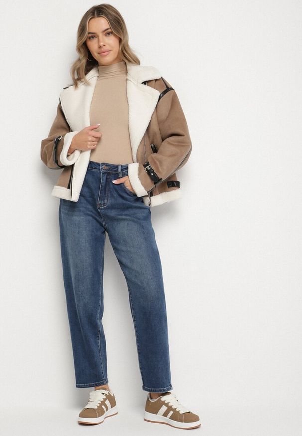 Born2be - Niebieskie Jeansy o Kroju Mom Fit z Wysokim Stanem i Serduszkiem z Tyłu Nalunna. Okazja: na co dzień. Stan: podwyższony. Kolor: niebieski. Styl: klasyczny, casual, elegancki