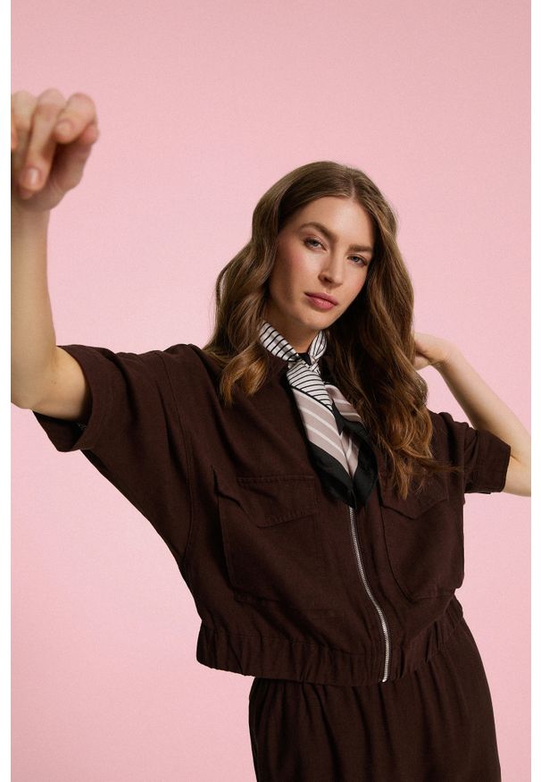 MOODO - Kurtka z lnem brązowa. Kolor: brązowy. Materiał: len