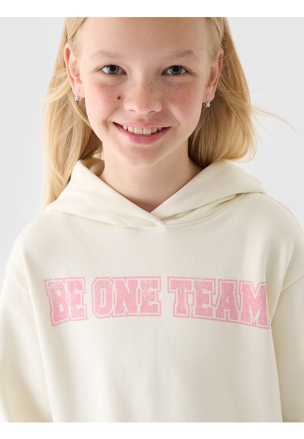 4f - 4F Bluza dresowa nierozpinana z kapturem dziewczęca - biała 140 (9-10 lat). Okazja: na co dzień. Typ kołnierza: kaptur. Kolor: biały. Materiał: dresówka. Wzór: ze splotem, napisy, gładki. Sezon: lato. Styl: casual, sportowy, klasyczny