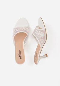 Renee - Białe Siateczkowe Klapki na Metalicznej Szpilce z Imitacją Pereł i Haftem w Kwiaty Polia. Kolor: biały. Materiał: satyna, tiul. Wzór: haft, kwiaty. Styl: glamour, elegancki #6