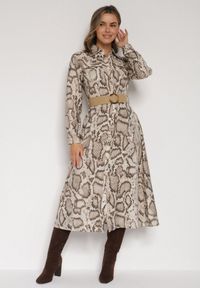 Born2be - Beżowa Sukienka Koszulowa z Wiskozą Zdobiona Paskiem i Wzorem w Węża Delane. Okazja: na co dzień. Kolor: beżowy. Materiał: wiskoza. Wzór: aplikacja. Typ sukienki: koszulowe. Styl: casual, elegancki #1