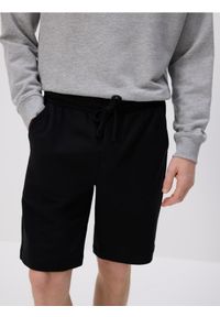 Reserved - Dresowe szorty regular fit - czarny. Kolor: czarny. Materiał: dresówka