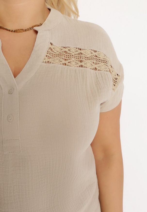 Born2be - Beżowa Bawełniana Bluzka z Guzikami i Ozdobną Siateczką Doriale. Okazja: na co dzień. Kolor: beżowy. Materiał: bawełna. Styl: casual, klasyczny