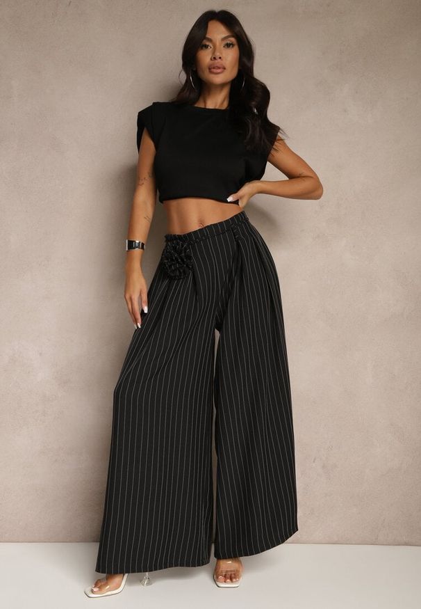 Renee - Czarne Spodnie Palazzo High Waist Ozdobione Broszką Kwiatem Folassea. Stan: podwyższony. Kolor: czarny. Wzór: aplikacja, kwiaty