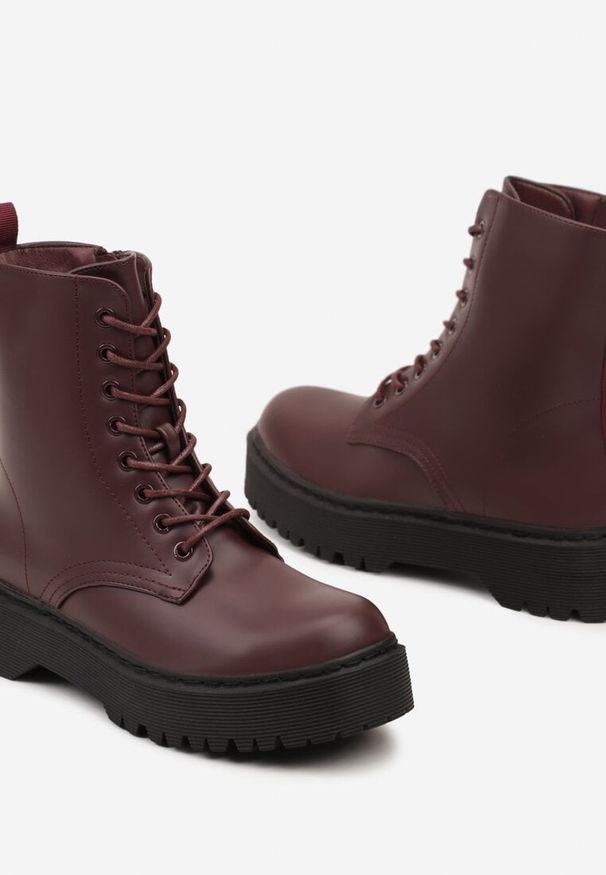 Renee - Bordowe Botki Workery na Płaskiej Podeszwie ze Sznurowaniem Neandwen. Okazja: na co dzień. Zapięcie: sznurówki. Kolor: czerwony. Materiał: jeans, skóra. Obcas: na płaskiej podeszwie. Styl: casual, street, elegancki, rockowy