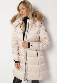 Born2be - Beżowa Długa Kurtka Pikowana z Kapturem z Futrem z Możliwością Odpięcia Feneia. Okazja: na co dzień. Typ kołnierza: kaptur. Kolor: beżowy. Materiał: futro. Długość: długie. Styl: casual #5