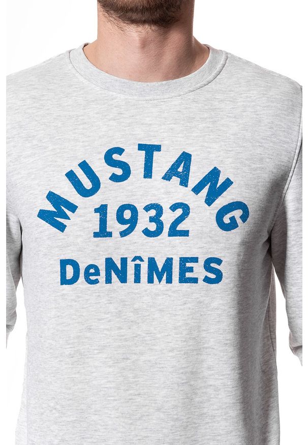 Mustang - MUSTANG BLUZA Basic Crewneck LIGHT GREY MEL. 1007003 4163. Wzór: melanż, nadruk