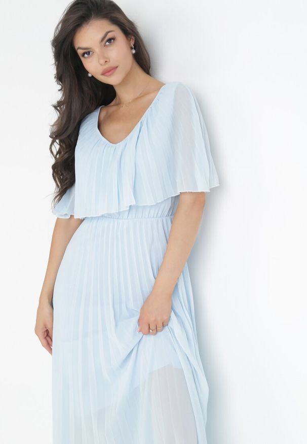 Born2be - Jasnoniebieska Sukienka Plisowana z Szeroką Falbaną Przy Dekolcie Dinara. Kolor: niebieski. Styl: wizytowy. Długość: maxi