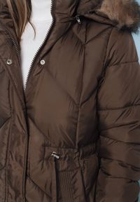 Born2be - Brązowa Pikowana Kurtka Płaszcz z Troczkiem w Talii o Wydłużonym Fasonie z Kapturem i Futerkiem Lieissas. Typ kołnierza: kaptur. Kolor: brązowy. Materiał: futro #2