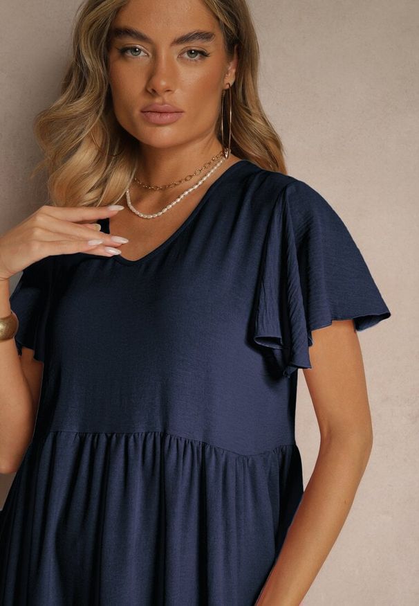 Renee - Granatowa Rozkloszowana Sukienka z Wiskozą w Casualowym Stylu Filarenna. Okazja: na co dzień. Typ kołnierza: dekolt w serek. Kolor: niebieski. Materiał: wiskoza. Długość rękawa: krótki rękaw. Styl: klasyczny, elegancki, casual