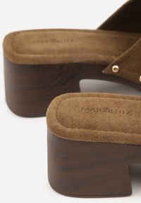 Renee - Zielone Klapki w Stylu Drewniaków z Nitami na Klockowym Obcasie Junikofa. Okazja: na co dzień. Kolor: zielony. Materiał: zamsz, koronka. Obcas: na obcasie. Styl: casual, rockowy. Wysokość obcasa: średni #8