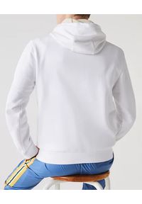 Lacoste - LACOSTE - Biała bluza z kapturem. Okazja: na co dzień. Typ kołnierza: kaptur. Kolor: biały. Materiał: jeans, materiał. Długość rękawa: długi rękaw. Długość: długie. Wzór: aplikacja. Styl: klasyczny, casual #4