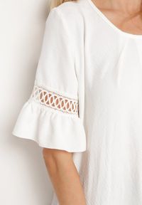Born2be - Biała Bluzka o Luźnym Kroju z Koronkowymi Wstawkami na Rękawach Lennera. Okazja: na co dzień. Kolor: biały. Materiał: koronka. Styl: casual #5