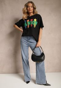 Renee - Czarny T-shirt o Kroju Oversize z Nadrukowanym Napisem Ilorella. Okazja: na co dzień. Kolor: czarny. Materiał: jeans. Wzór: napisy. Styl: casual, elegancki