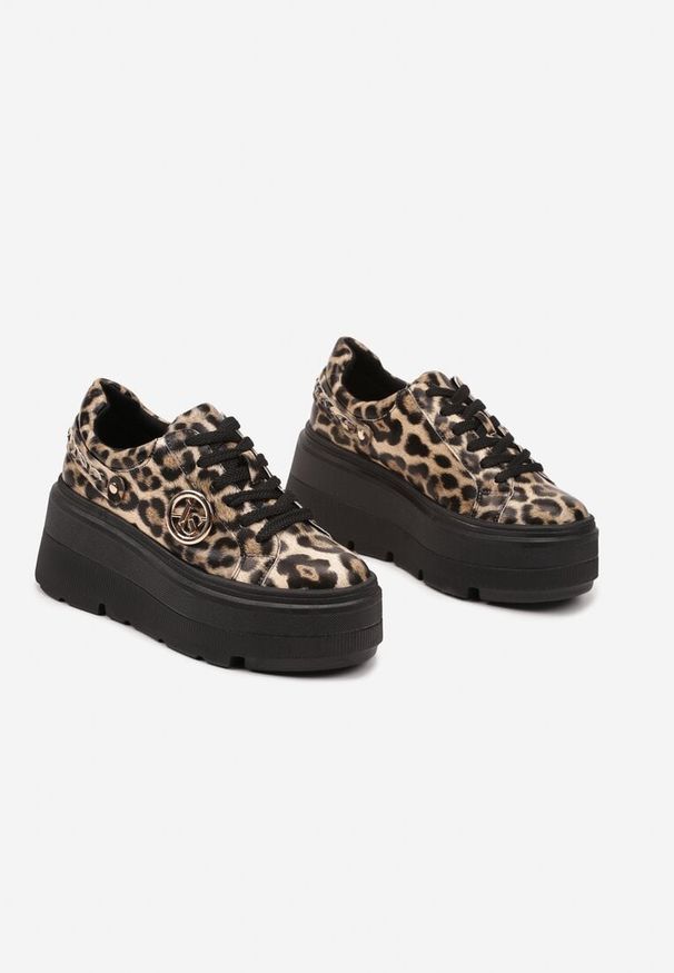Renee - Panterkowe Sneakersy Vices na Platformie Ozdobione Metaliczną Aplikacją Tatellia. Okazja: na co dzień. Materiał: skóra, jeans. Wzór: aplikacja. Obcas: na platformie
