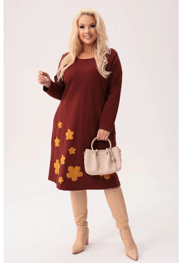 Moda Size Plus Iwanek - Czekoladowa dresowa sukienka Fiorella - klasyka z jesiennym akcentem PLUS SIZE XXL JESIEŃ. Okazja: na co dzień. Kolekcja: plus size. Kolor: brązowy. Wzór: kwiaty, aplikacja. Typ sukienki: dla puszystych. Materiał: dresówka. Sezon: jesień. Styl: elegancki, casual. Długość: midi