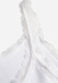 Born2be - Biały Top z Bawełny Ozdobiony Guzikami i Koronką przy Dekolcie Beralie. Okazja: na co dzień. Kolor: biały. Materiał: bawełna, koronka. Wzór: aplikacja, koronka. Styl: casual, elegancki, klasyczny #5