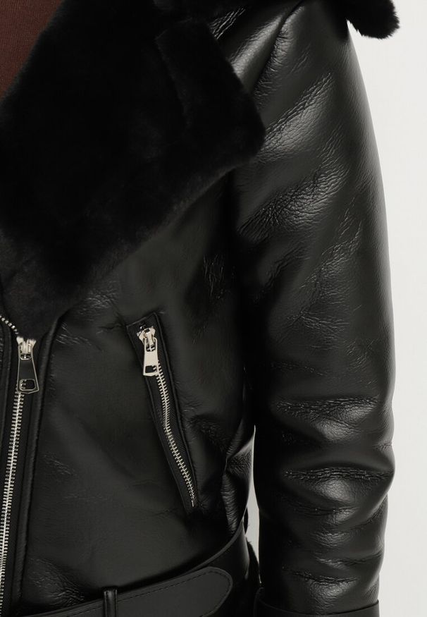 Born2be - Czarna Kurtka Biker Thalica. Okazja: na co dzień. Kolor: czarny. Materiał: futro. Długość rękawa: długi rękaw. Długość: krótkie. Wzór: aplikacja. Sezon: jesień, zima. Styl: casual