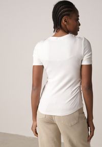 Born2be - Biały Prążkowany T-shirt Ozdobiony po Bokach Marszczeniem Nedisa. Okazja: na co dzień. Kolor: biały. Materiał: prążkowany. Wzór: aplikacja. Styl: casual #3