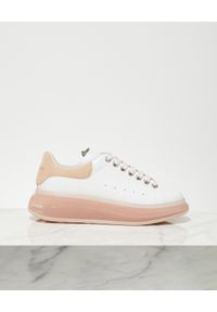 Alexander McQueen - ALEXANDER MCQUEEN - Skórzane sneakersy z różową podeszwą. Nosek buta: okrągły. Kolor: biały. Materiał: skóra #3
