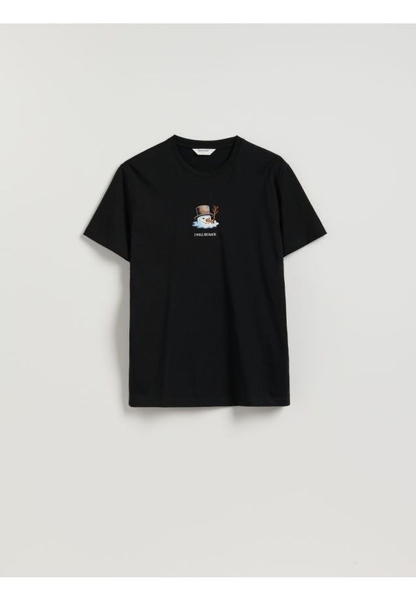 Reserved - T-shirt regular ze świątecznym nadrukiem - czarny. Kolor: czarny. Materiał: dzianina, bawełna. Wzór: nadruk. Styl: wizytowy