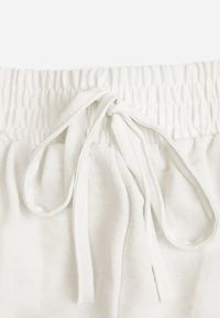 Born2be - Jasnobeżowe Szorty z Bawełną i Wiskozą z Wysokim Stanem i Gumką w Pasie Zakończone Koronką Sadea. Okazja: na co dzień. Stan: podwyższony. Kolor: beżowy. Materiał: wiskoza, bawełna, koronka. Wzór: koronka. Sezon: lato. Styl: wizytowy, casual, elegancki #3