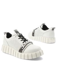 Sneakersy damskie Artiker cholewka ze skóry naturalnej licowej z perforowanym panelem bocznym i sznurowaniem uzupełnionym dekoracyjnym łańcuchem, bia. Kolor: biały. Materiał: skóra. Szerokość cholewki: normalna #9