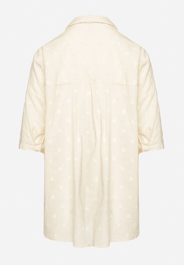 Born2be - Beżowa Bawełniana Koszula z Krótkim Rękawem w Ozdobne Kropki Tinasenna. Okazja: na spotkanie biznesowe, do pracy. Typ kołnierza: dekolt w kształcie V, kołnierzyk klasyczny. Kolekcja: plus size. Kolor: beżowy. Długość: krótkie. Wzór: kropki. Materiał: bawełna. Długość rękawa: krótki rękaw. Styl: elegancki, klasyczny, biznesowy