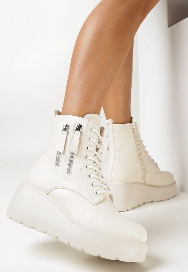 Born2be - Beżowe Botki na Koturnie z Ozdobnymi Suwakami na Cholewce Brarca. Zapięcie: zamek. Kolor: beżowy. Szerokość cholewki: normalna. Obcas: na koturnie