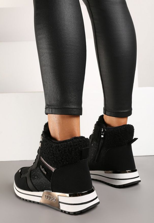 Renee - Czarne Sneakersy Zdobione Metaliczną Aplikacją Brokatem i Futrem Saliriel. Okazja: na spacer, na co dzień. Kolor: czarny. Materiał: futro. Szerokość cholewki: normalna. Wzór: aplikacja. Obcas: na płaskiej podeszwie, na obcasie. Wysokość obcasa: niski. Sport: turystyka piesza