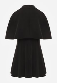Born2be - Czarna Elegancka Sukienka Rozkloszowana z Narzutką Imitującą Pelerynkę Faneno. Okazja: na randkę. Kolor: czarny. Typ sukienki: proste, rozkloszowane. Styl: elegancki #4