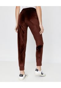 CUORI e PICCHE - Brązowe spodnie dresowe TRICK z aksamitu. Kolor: brązowy. Materiał: dresówka #5