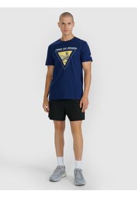 4f - 4F T-shirt regular z nadrukiem męski - granatowy XL. Okazja: na co dzień. Kolor: niebieski. Materiał: bawełna, materiał, jersey. Długość rękawa: krótki rękaw. Długość: krótkie. Wzór: nadruk. Styl: wakacyjny, sportowy, klasyczny, casual