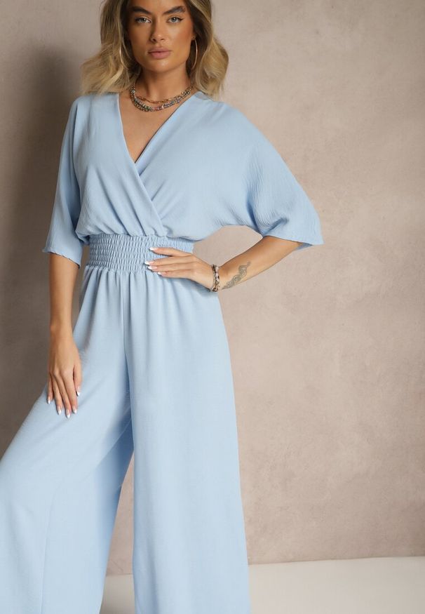 Renee - Jasnoniebieski Taliowany Kombinezon z Zakładkowym Dekoltem i Gumką w Pasie Vimalynna. Okazja: na co dzień. Kolor: niebieski. Styl: klasyczny, elegancki, casual