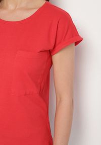 Born2be - Czerwony T-shirt z Bawełny Ozdobiony Kieszonką Ziarene. Okazja: na co dzień. Kolor: czerwony. Materiał: bawełna. Wzór: aplikacja. Styl: sportowy, casual