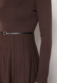 Born2be - Brązowa Rozkloszowana Sukienka z Dzianiny z Wiskozą z Długim Rękawem i Paskiem Tusmina. Okazja: na co dzień. Kolor: brązowy. Materiał: wiskoza, dzianina. Długość rękawa: długi rękaw. Styl: klasyczny, casual, elegancki #6