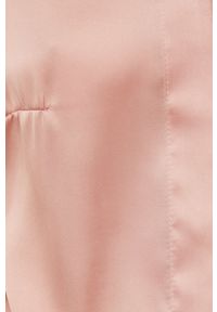 Answear Lab koszula damska kolor różowy regular z kołnierzykiem klasycznym. Okazja: na co dzień. Typ kołnierza: kołnierzyk klasyczny. Kolor: różowy. Materiał: tkanina. Długość rękawa: długi rękaw. Długość: długie. Styl: wakacyjny, klasyczny