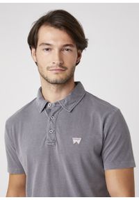 Wrangler - MĘSKI T-SHIRT POLO WRANGLER SS GD POLO TORNADO GREY W7ANDB70C 112131352. Typ kołnierza: polo #2