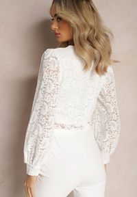 Renee - Biała Koronkowa Bluzka o Krótkim Fasonie z Mankietami Skylame. Kolor: biały. Materiał: koronka. Długość: krótkie. Styl: elegancki #7