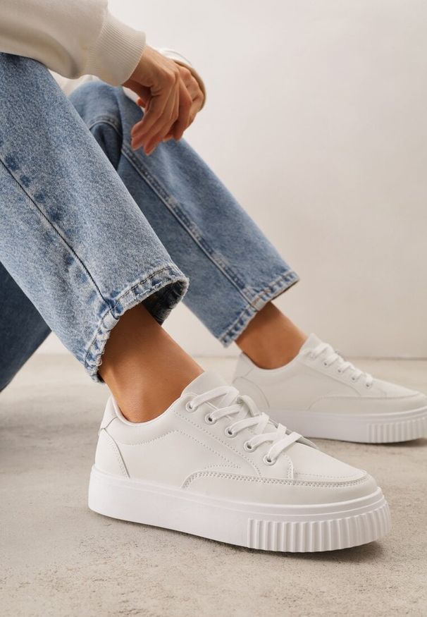 Renee - Białe Sneakersy na Tłoczonej Platformie Zeaninia. Okazja: na co dzień. Kolor: biały. Materiał: jeans. Obcas: na platformie
