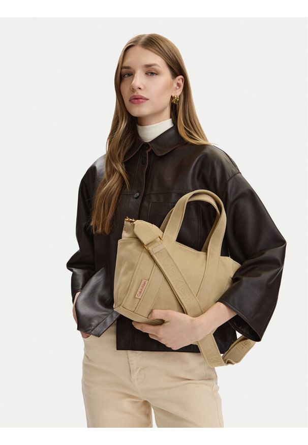 Calvin Klein Torebka Webbing Strap Canvas Small Tote LV04F3384G Beżowy. Kolor: beżowy