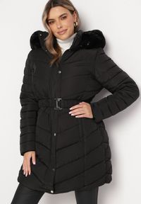 Born2be - Czarna Pikowana Kurtka z Paskiem i Kapturem z Futerkiem Talassa. Kolor: czarny. Materiał: futro #6