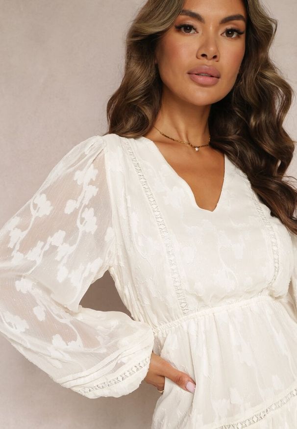 Renee - Jasnobeżowa Krótka Sukienka Boho Ozdobiona Metaliczną Nitką Eleonoritta. Kolor: beżowy. Wzór: aplikacja. Styl: boho. Długość: mini