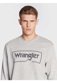 Wrangler - WRANGLER FRAME LOGO CREW MĘSKA BLUZA NADRUK MID GREY W662HAX37 112320241. Okazja: na co dzień. Materiał: jeans, skóra, bawełna. Długość rękawa: długi rękaw. Długość: długie. Wzór: nadruk. Sezon: lato. Styl: casual, klasyczny #3