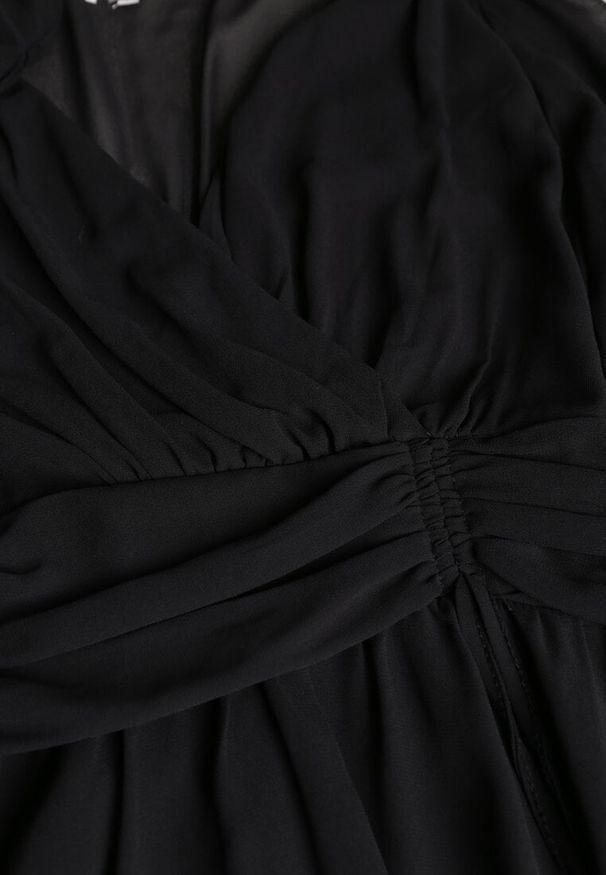 Born2be - Czarna Rozkloszowana Sukienka z Siateczki z Kopertowym Dekoltem Zenessa. Typ kołnierza: dekolt kopertowy. Kolor: czarny. Materiał: poliester, materiał. Typ sukienki: kopertowe